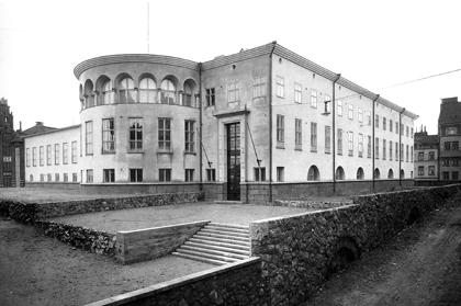 Helsingin yliopiston Athena-talo ja entinen ”anatominen teatteri”